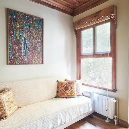 Wooden At The Heart Of Besiktas 아파트 *